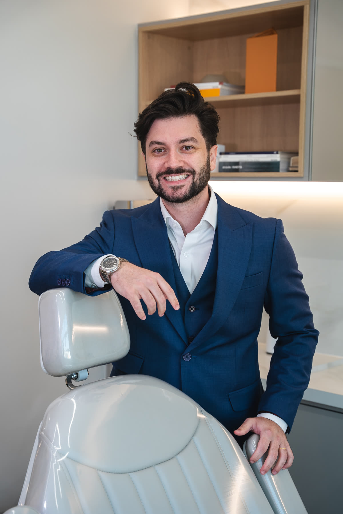 Dr. Guilherme Berganton em seu consultório